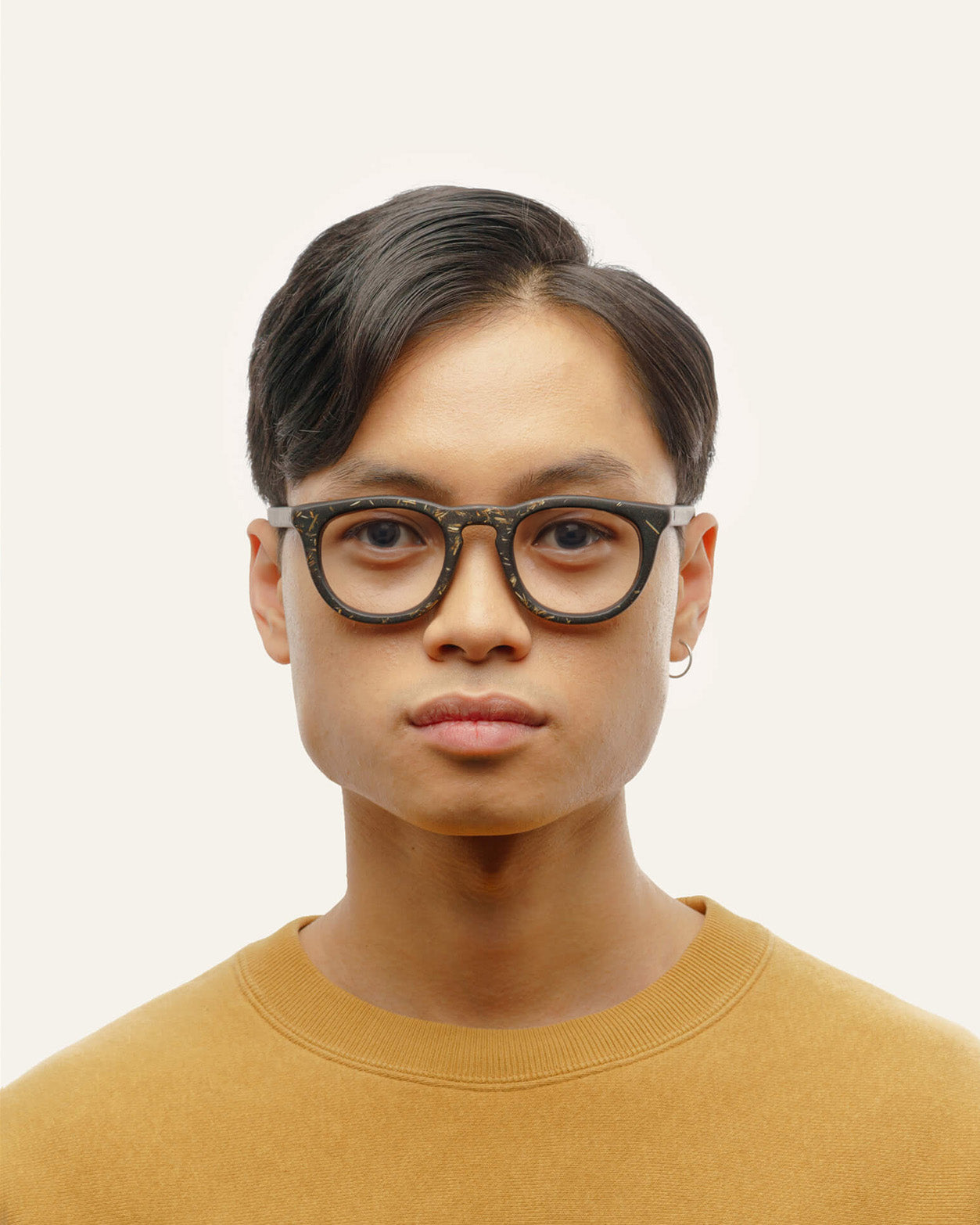Laden Sie das Bild in den Galerie-Viewer, Man wearing sleek, professional-looking glasses crafted from coffee and flax-based materials
