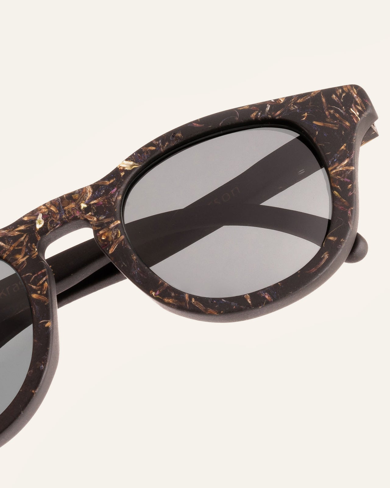 Laden Sie das Bild in den Galerie-Viewer, Close-up of sustainable sunglasses, featuring Cornflower petals detailing and lightweight construction.