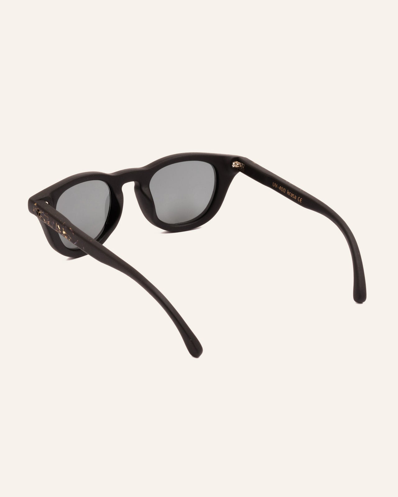Laden Sie das Bild in den Galerie-Viewer, Complete sustainable sunglasses set, including a protective case and cleaning cloth in eco-conscious packaging.