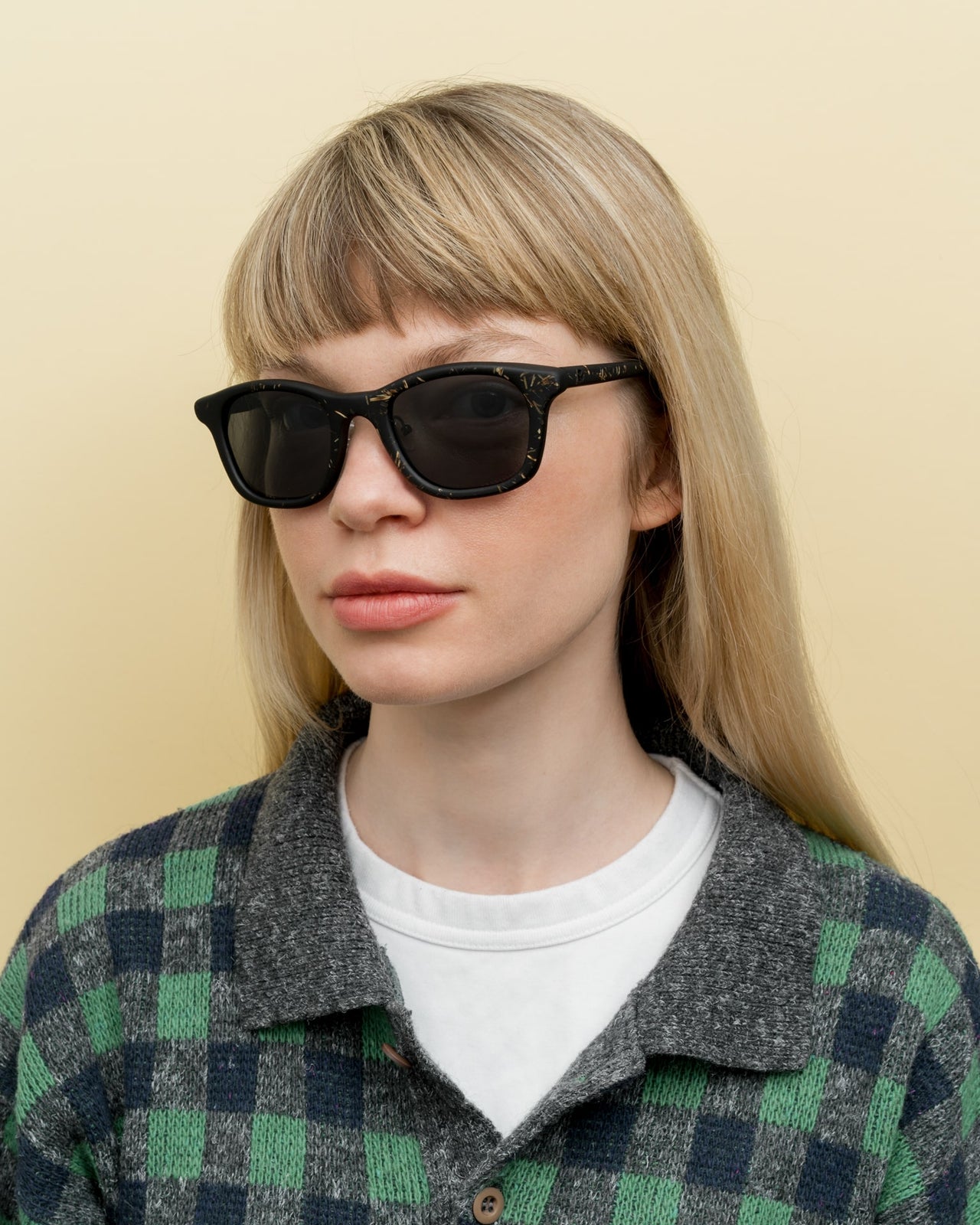 Laden Sie das Bild in den Galerie-Viewer, Blonde woman wearing lightweight black sunglasses with subtle flax accents, ideal for sustainable fashion lovers.