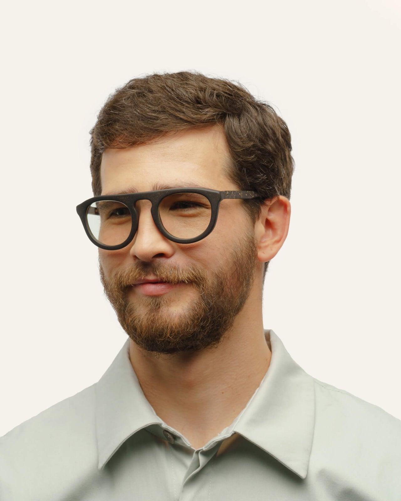 Laden Sie das Bild in den Galerie-Viewer, Man in sleek black frames, emphasizing their professional style and sustainable materials.