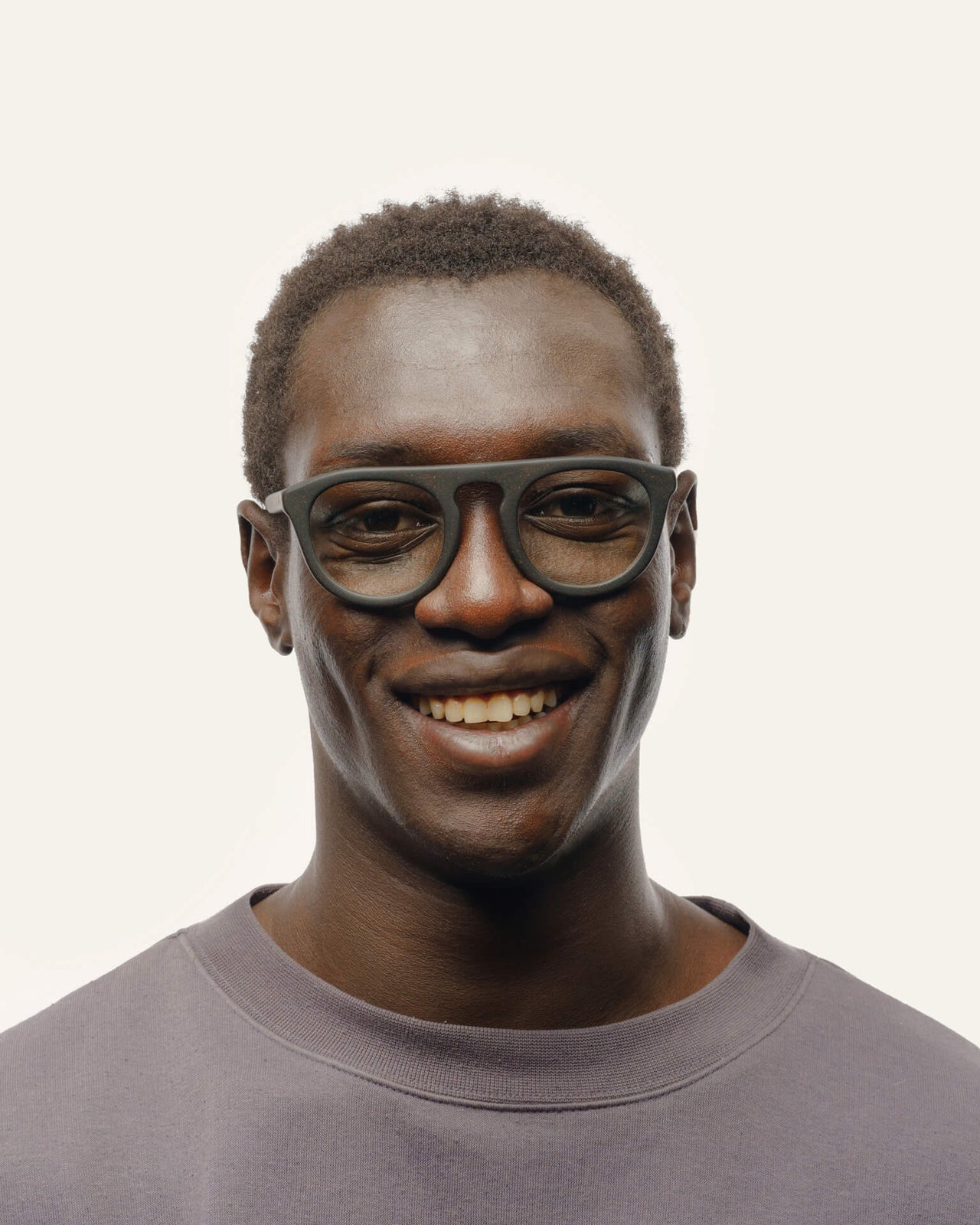 Laden Sie das Bild in den Galerie-Viewer, Man with a bright smile wearing lightweight black glasses, perfect for everyday comfort.