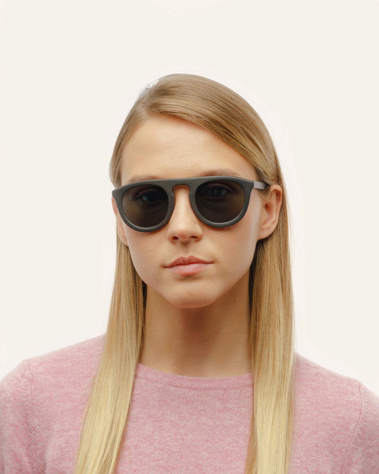 Laden Sie das Bild in den Galerie-Viewer, Blonde woman wearing lightweight sunglasses, perfect for eco-conscious fashion lovers in Germany.