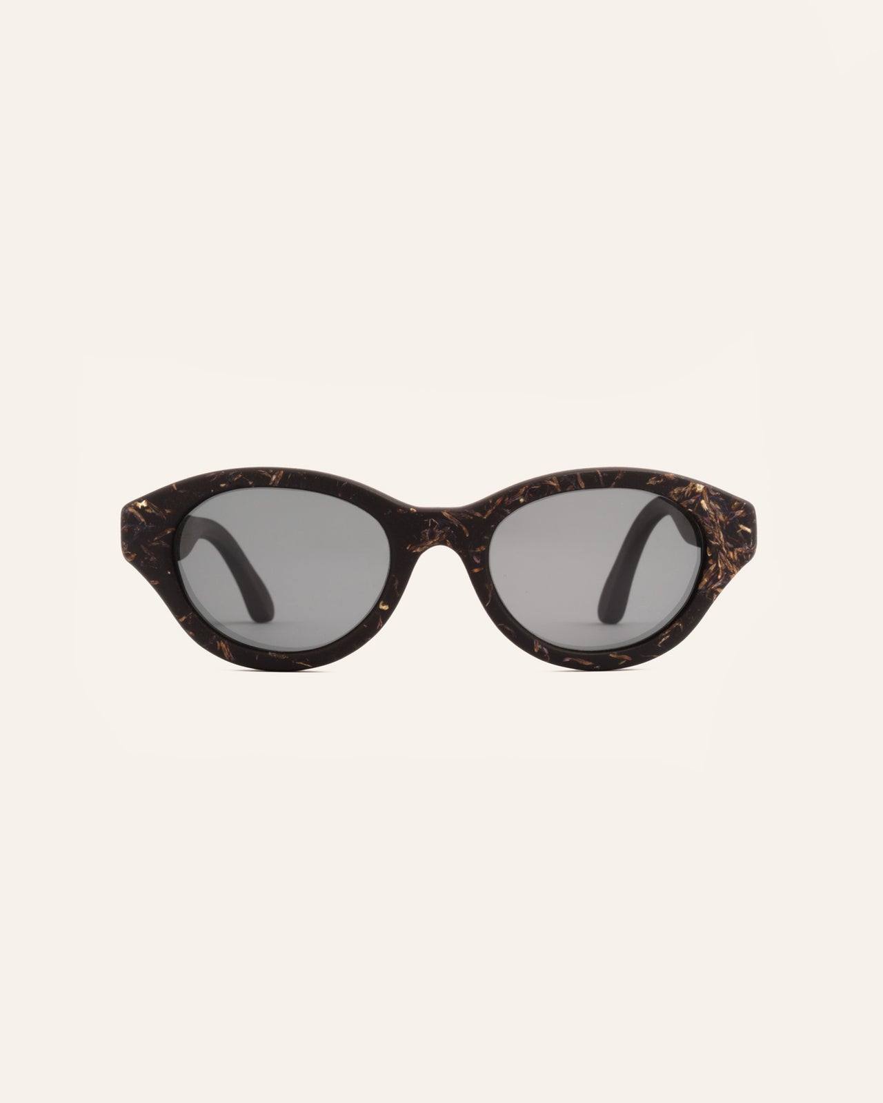 Laden Sie das Bild in den Galerie-Viewer, Biobased eco-friendly sunglasses with gray polarized lenses, featuring a coffee frame accented with cornflower petals
