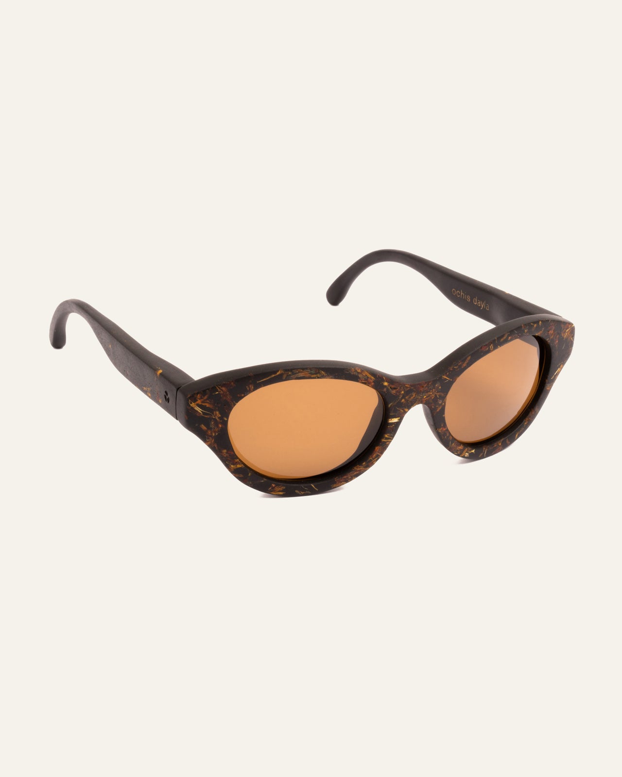 Laden Sie das Bild in den Galerie-Viewer, Side angle of eco-friendly sunglasses, showcasing natural marigold accents and lightweight design