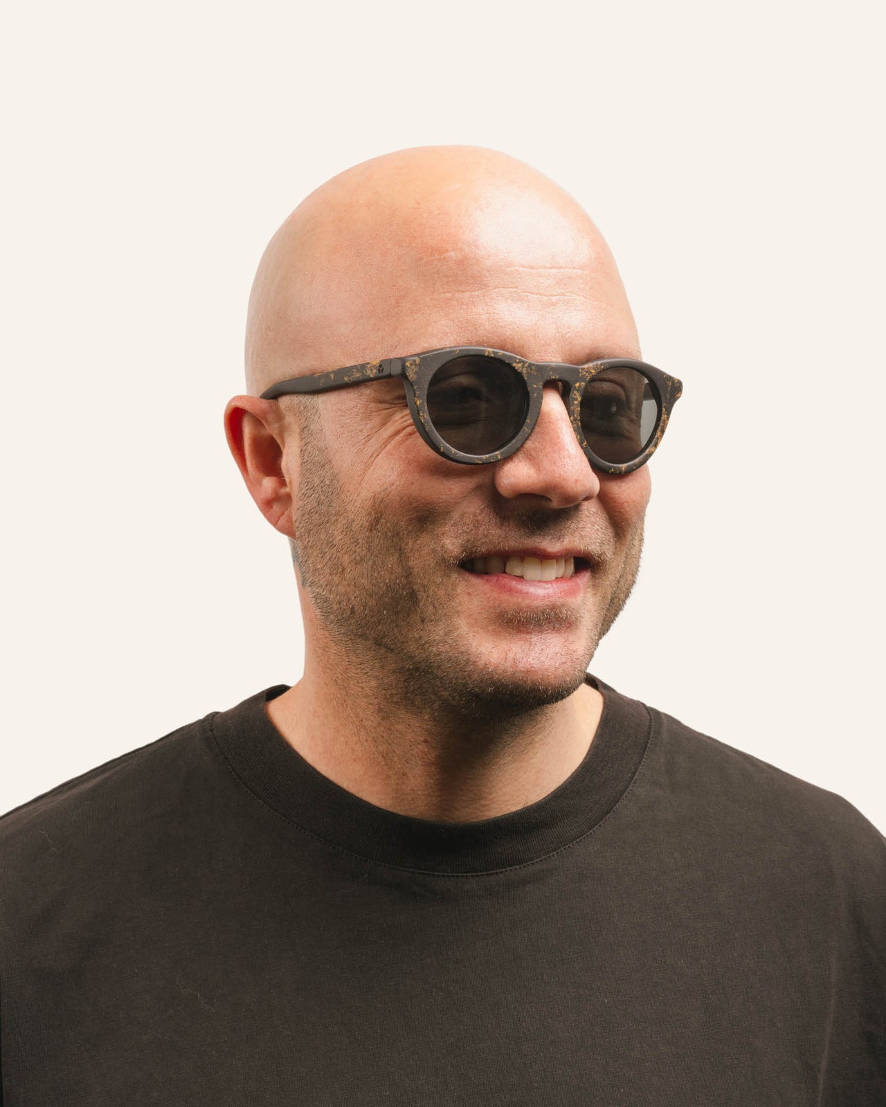 Laden Sie das Bild in den Galerie-Viewer, Man wearing Kole Volya sunglasses, highlighting the unique coffee-based frame and sustainable craftsmanship