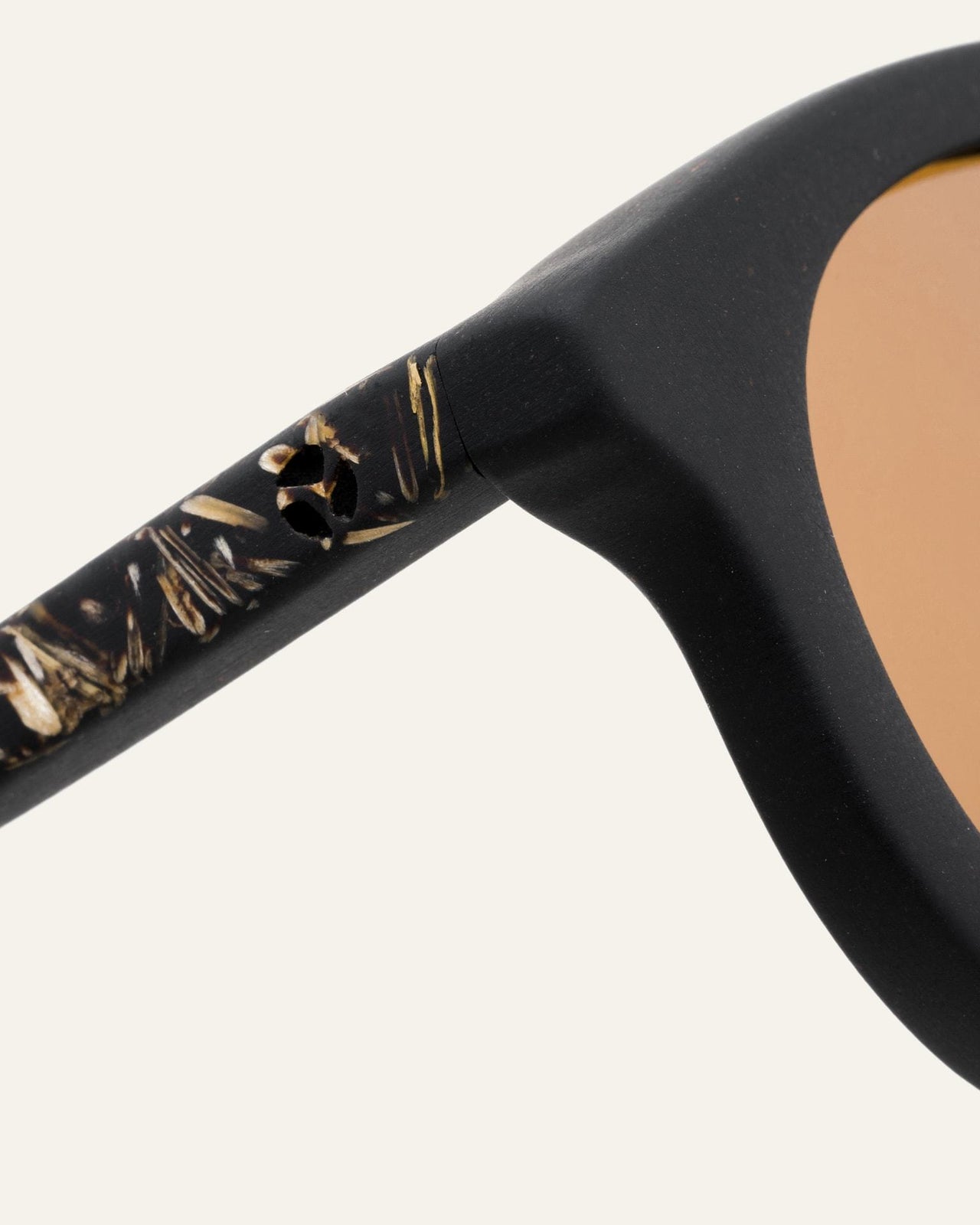 Laden Sie das Bild in den Galerie-Viewer, Close-up of sustainable sunglasses, featuring detailed flax textures on the temples and sleek coffee-based frames.