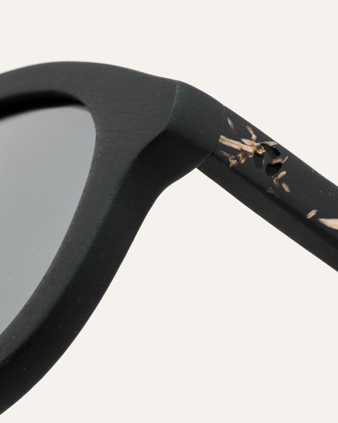 Laden Sie das Bild in den Galerie-Viewer, Close-up of sunglasses frame, featuring handcrafted flax details and eco-conscious materials.