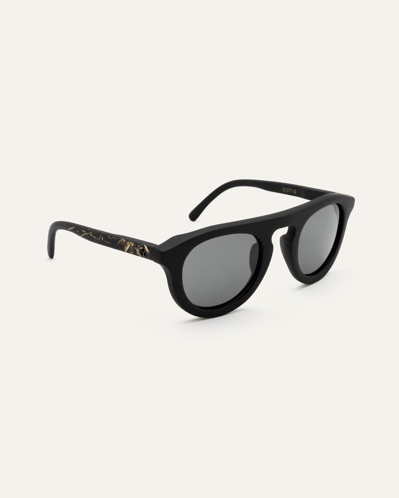 Laden Sie das Bild in den Galerie-Viewer, Side view of eco-friendly sunglasses with sleek gray lenses, ideal for daily use in New York.