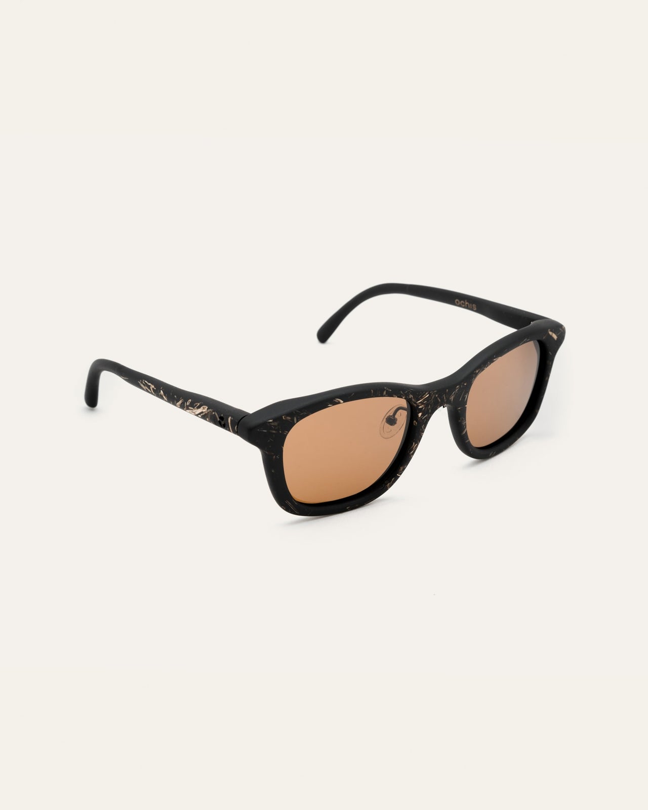 Laden Sie das Bild in den Galerie-Viewer, Side view of lightweight black sunglasses with flax-enhanced frames, crafted for fashion-forward minimalists.