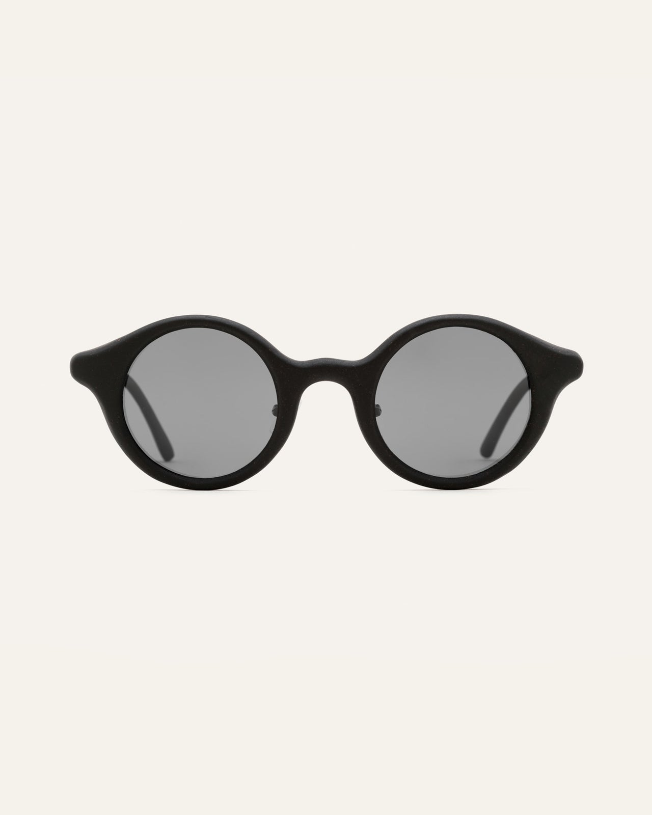 Laden Sie das Bild in den Galerie-Viewer, Round black sunglasses with gray lenses, designed for everyday comfort and style