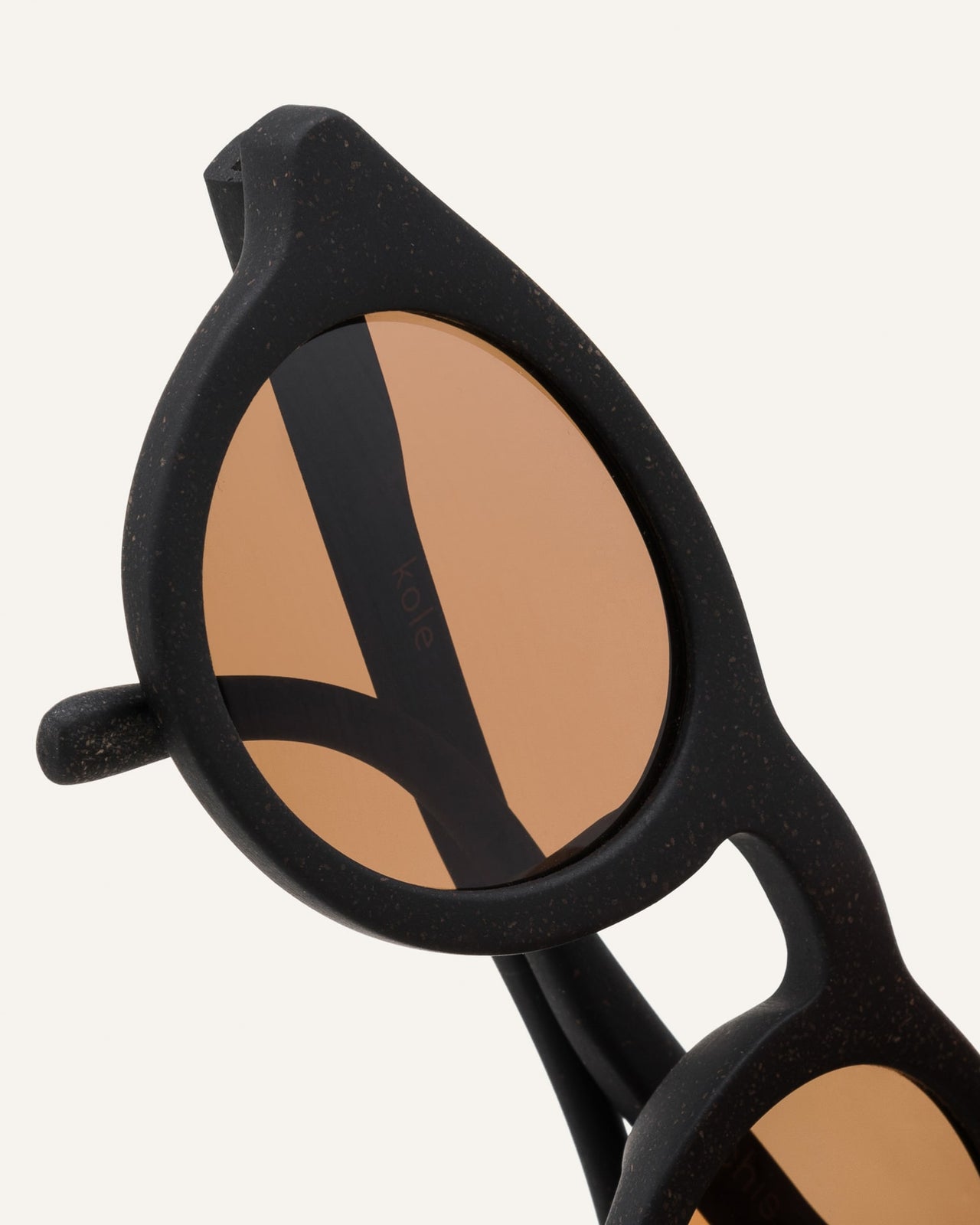 Laden Sie das Bild in den Galerie-Viewer, eco sunglasses with brown round lenses