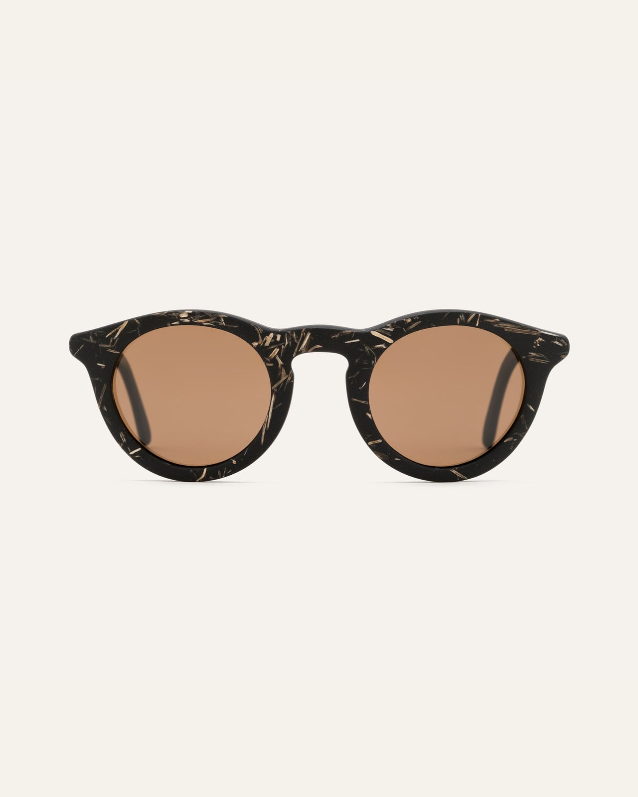Laden Sie das Bild in den Galerie-Viewer, Black sunglasses with brown polarized lenses, featuring a unique texture of flax straw on the eco-friendly frames