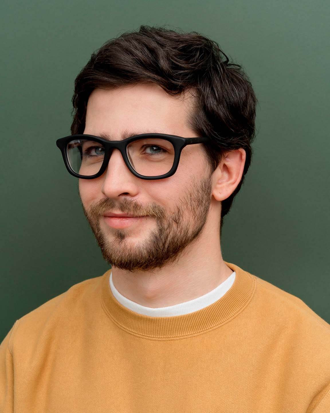 Load image into Gallery viewer, Man wearing lightweight black optical glasses, ideal for modern minimalists in Germany.


