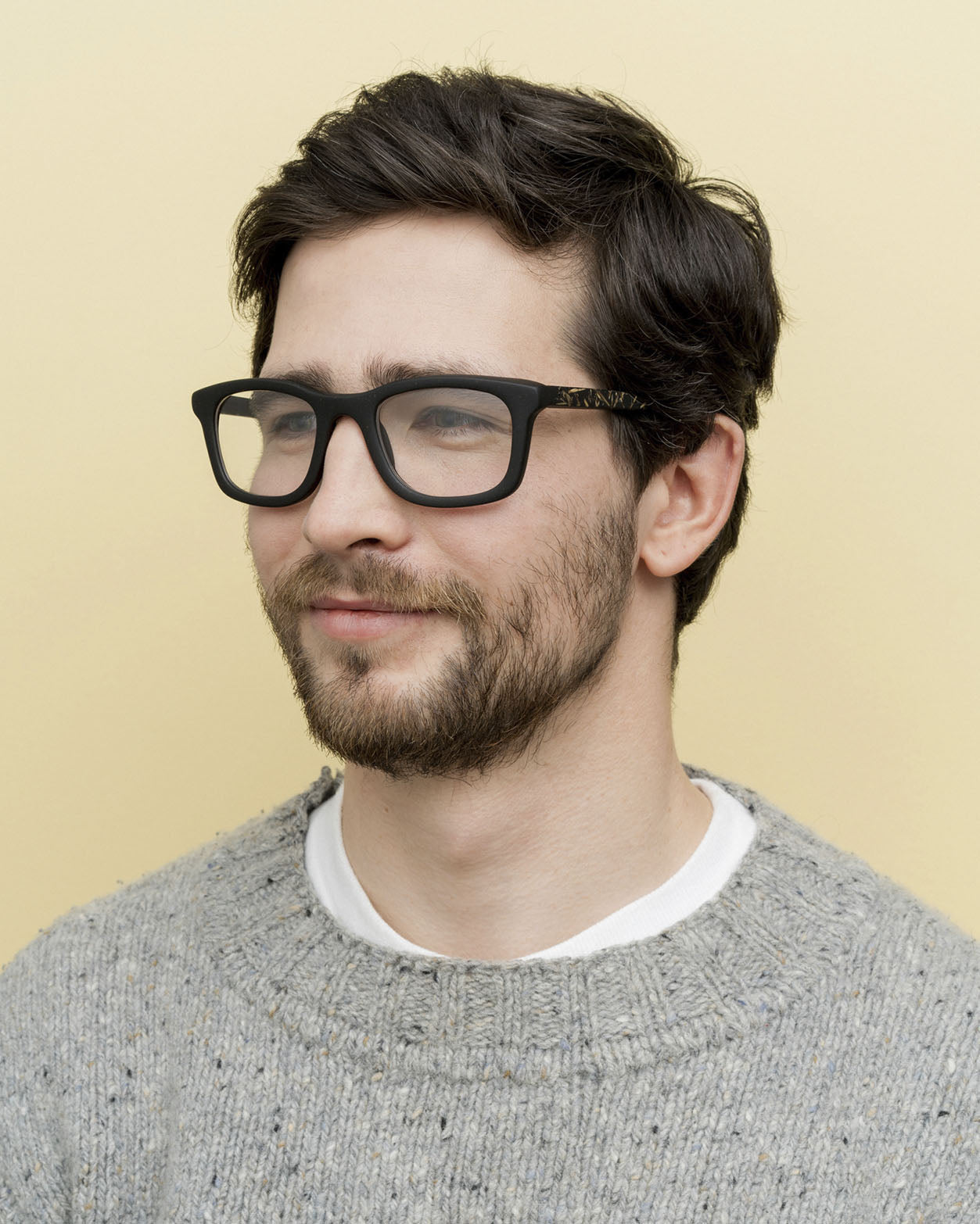 Man wearing Dandy optical frames with a minimalist design, handcrafted from coffee materials and flax fibers
