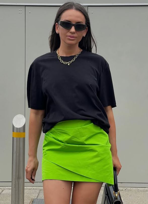 synytska in Vand Black