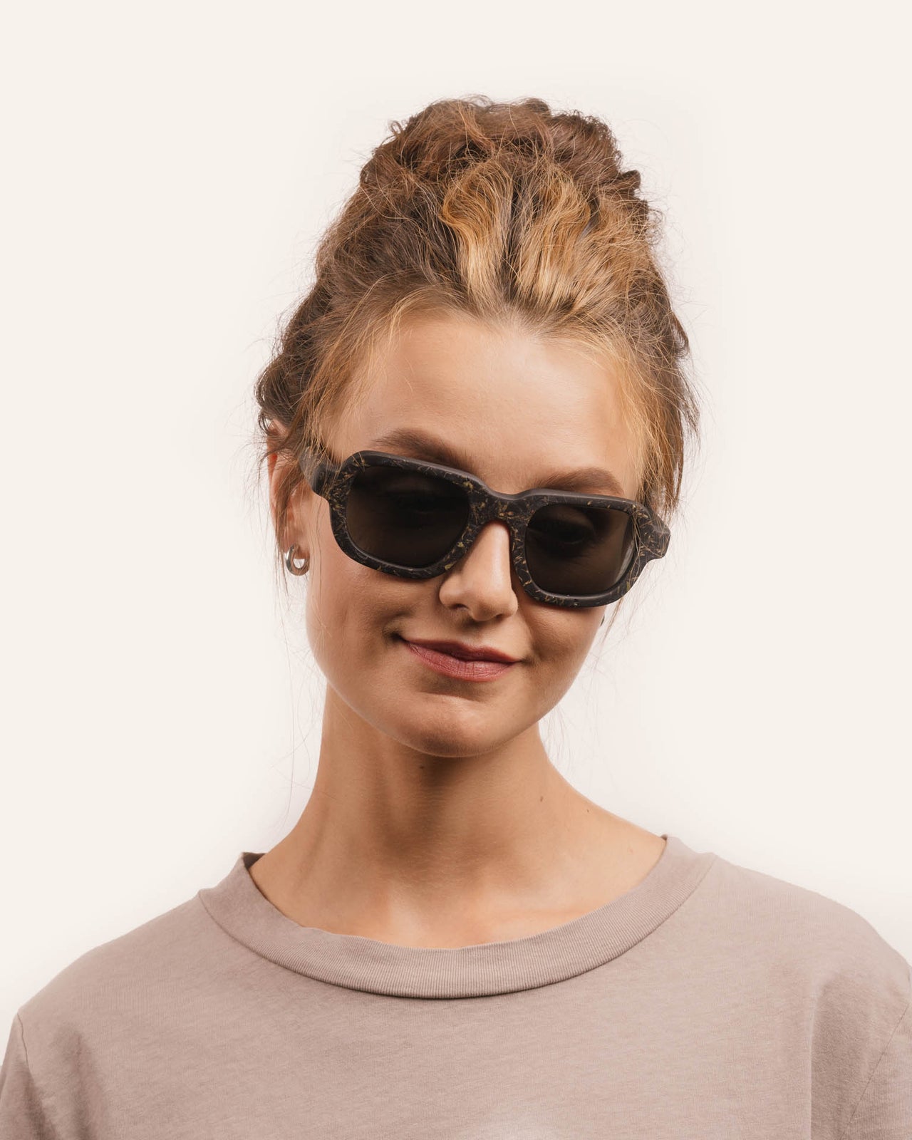 Load image into Gallery viewer, Woman in eco-friendly sunglasses with delicate cornflower petal accents

