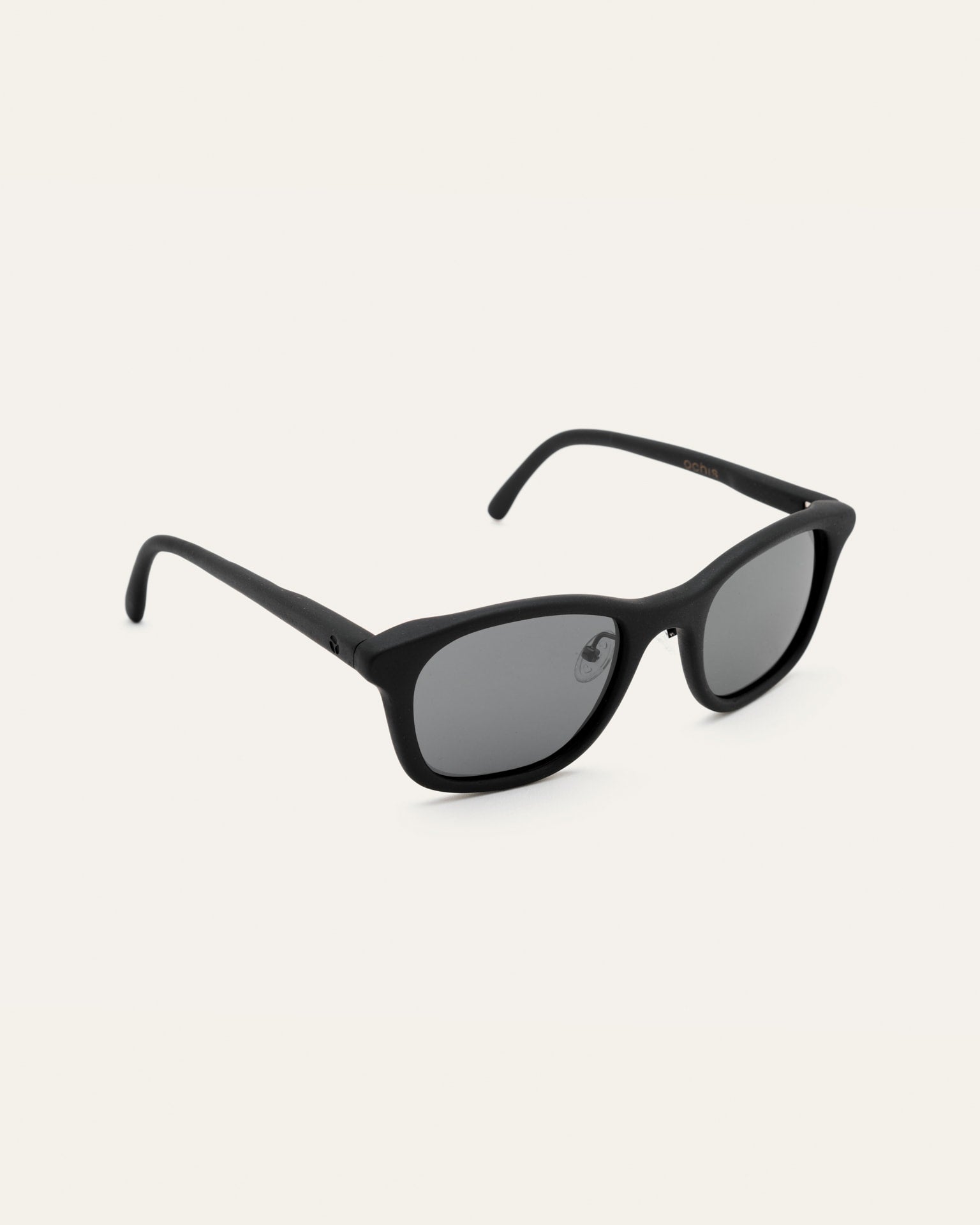 Side view of minimalist black sunglasses with gray lenses, showcasing their plastic-free design for daily use in Europe.