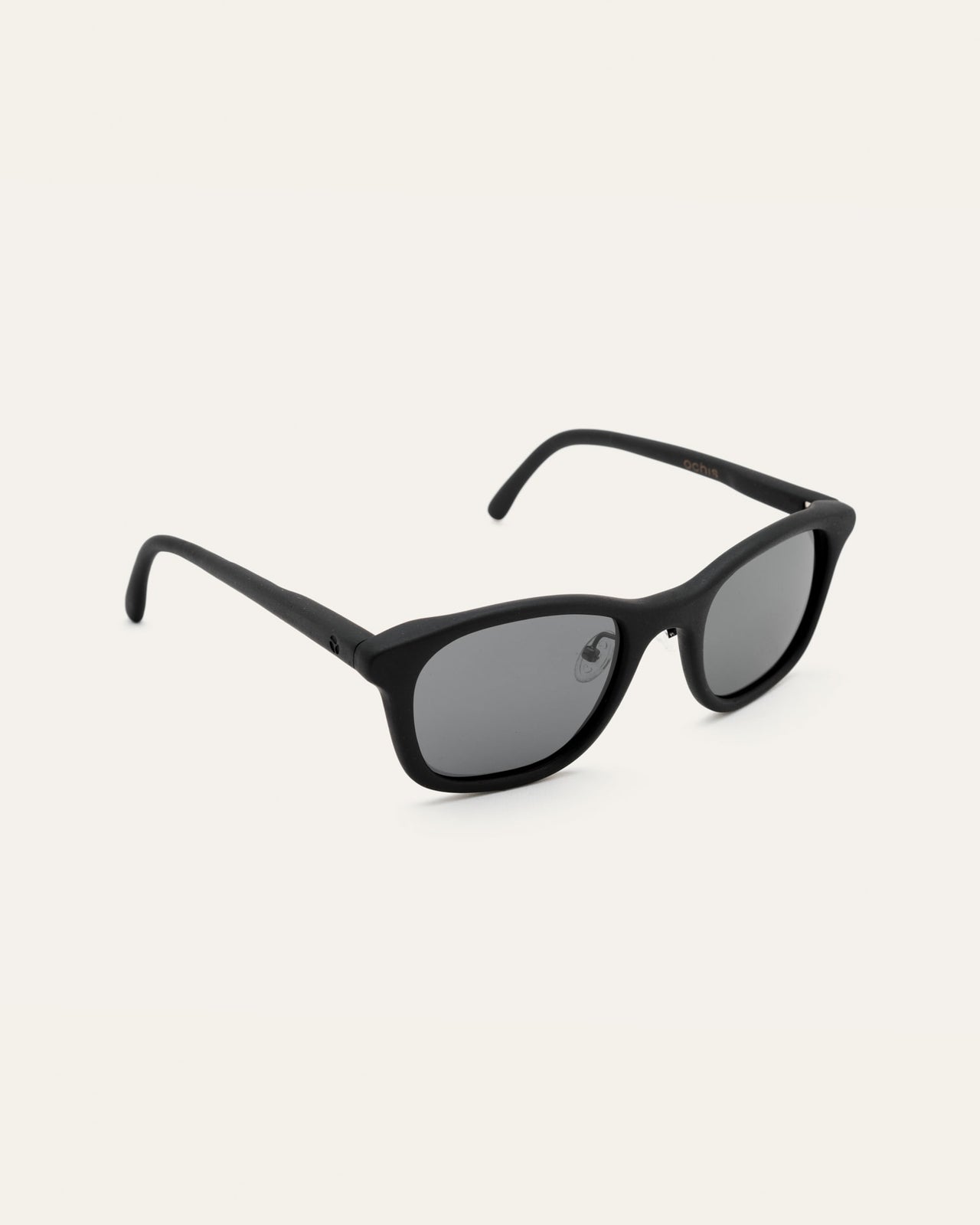 Load image into Gallery viewer, Side view of minimalist black sunglasses with gray lenses, showcasing their plastic-free design for daily use in Europe.
