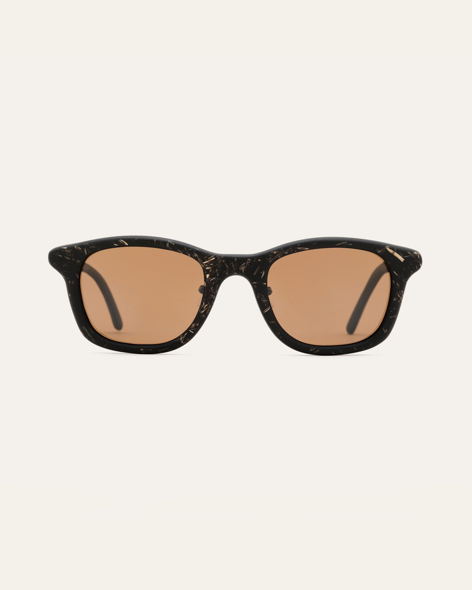 Classic black sunglasses with brown lenses, featuring flax straw details and eco-friendly craftsmanship.