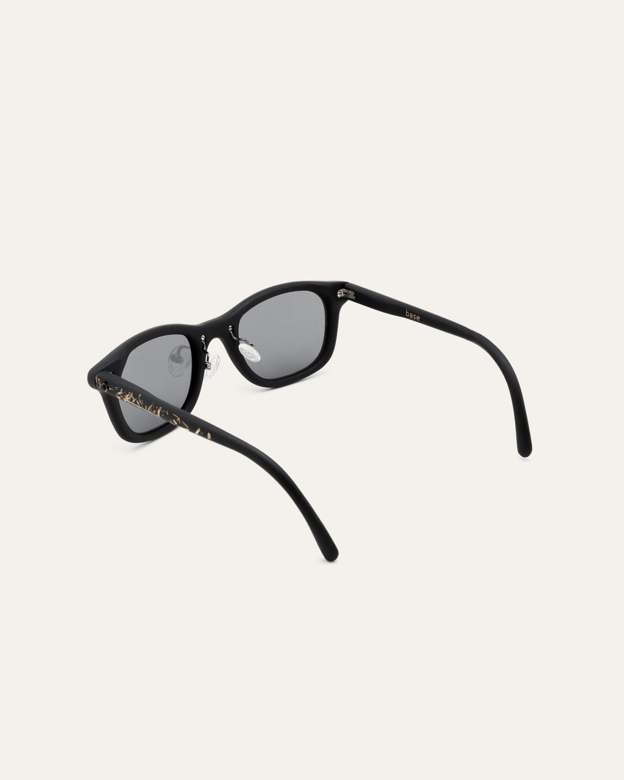 Load image into Gallery viewer, Detailed view of sunglasses with polished flax-covered frame, highlighting their unique and sustainable design.
