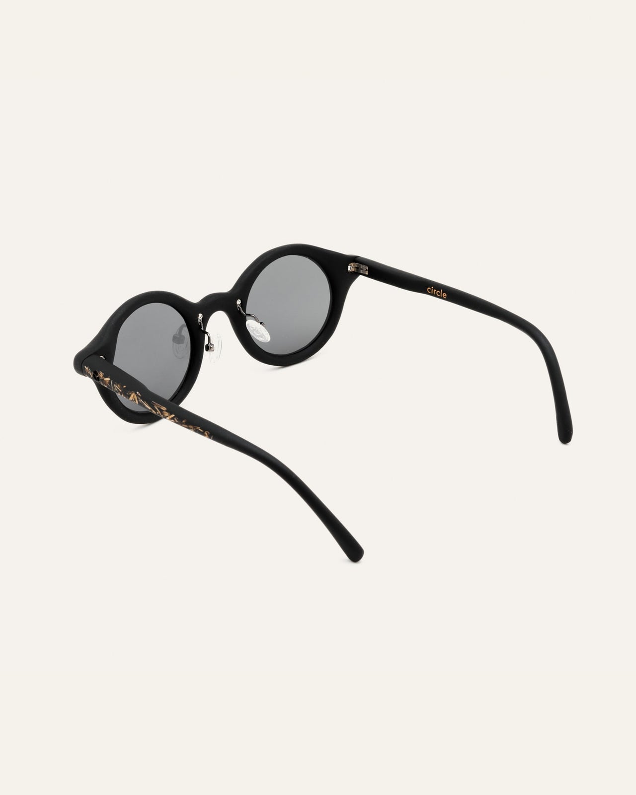 Load image into Gallery viewer, Angled view of flax-enhanced black sunglasses with gray lenses, designed for comfort and modern style
