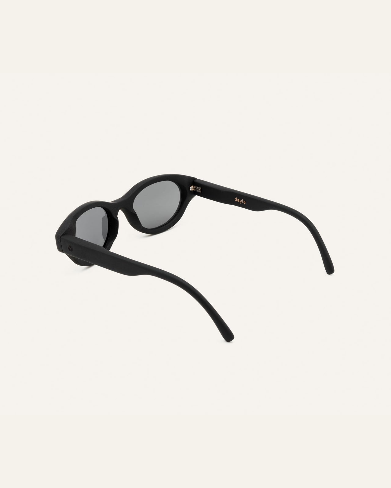 Laden Sie das Bild in den Galerie-Viewer, sustainable oval-shaped sunglasses
